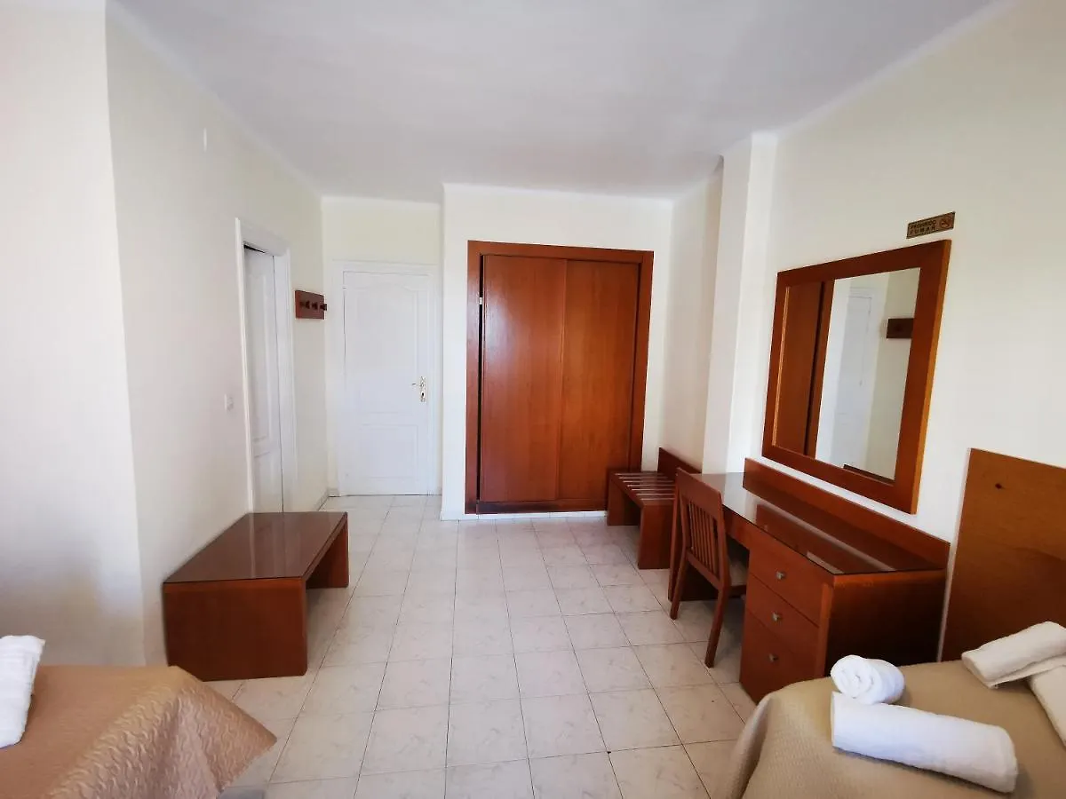 فندق مبيت وإفطار نيرخا Hostal Marazul