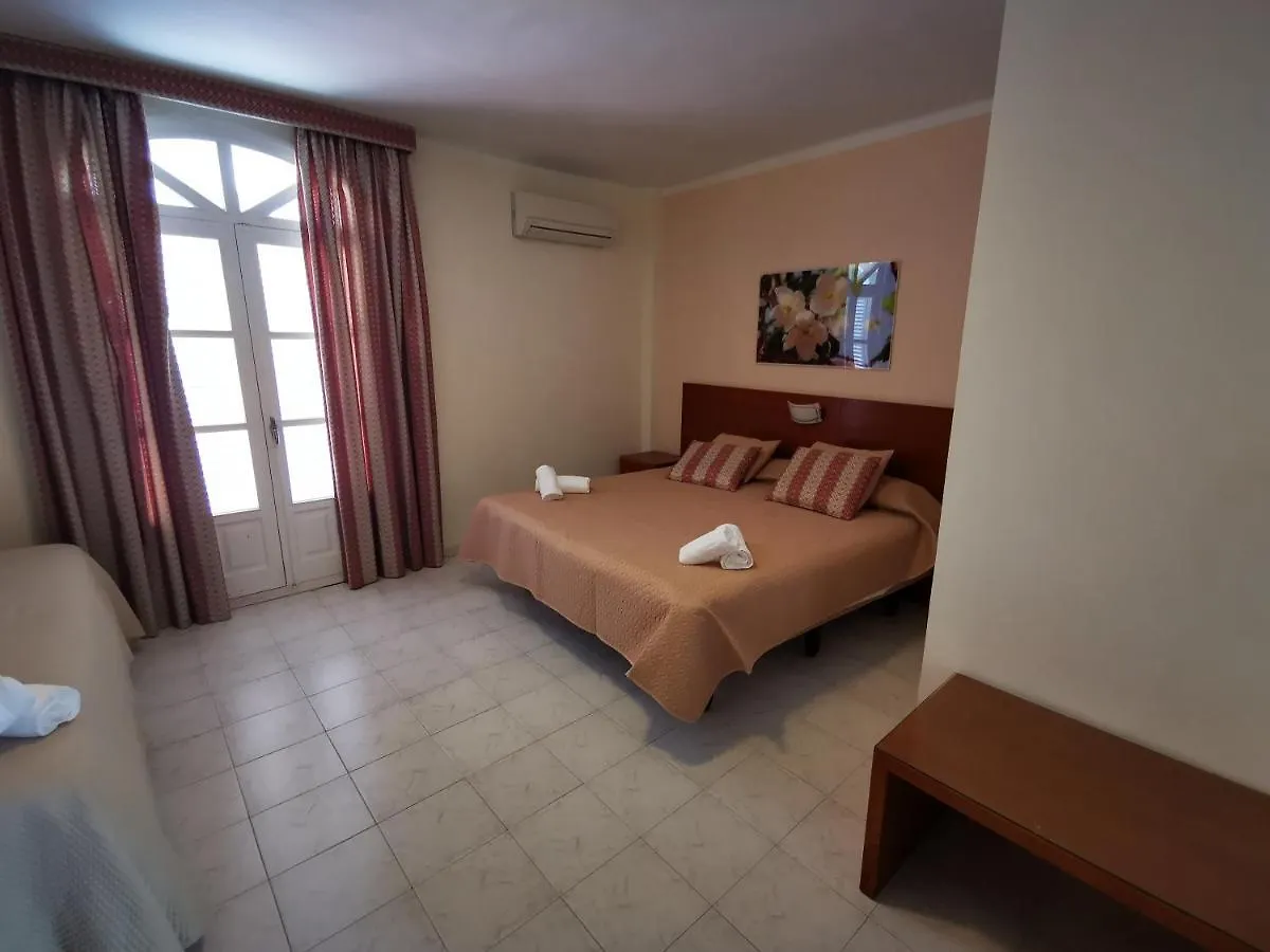فندق مبيت وإفطار نيرخا Hostal Marazul