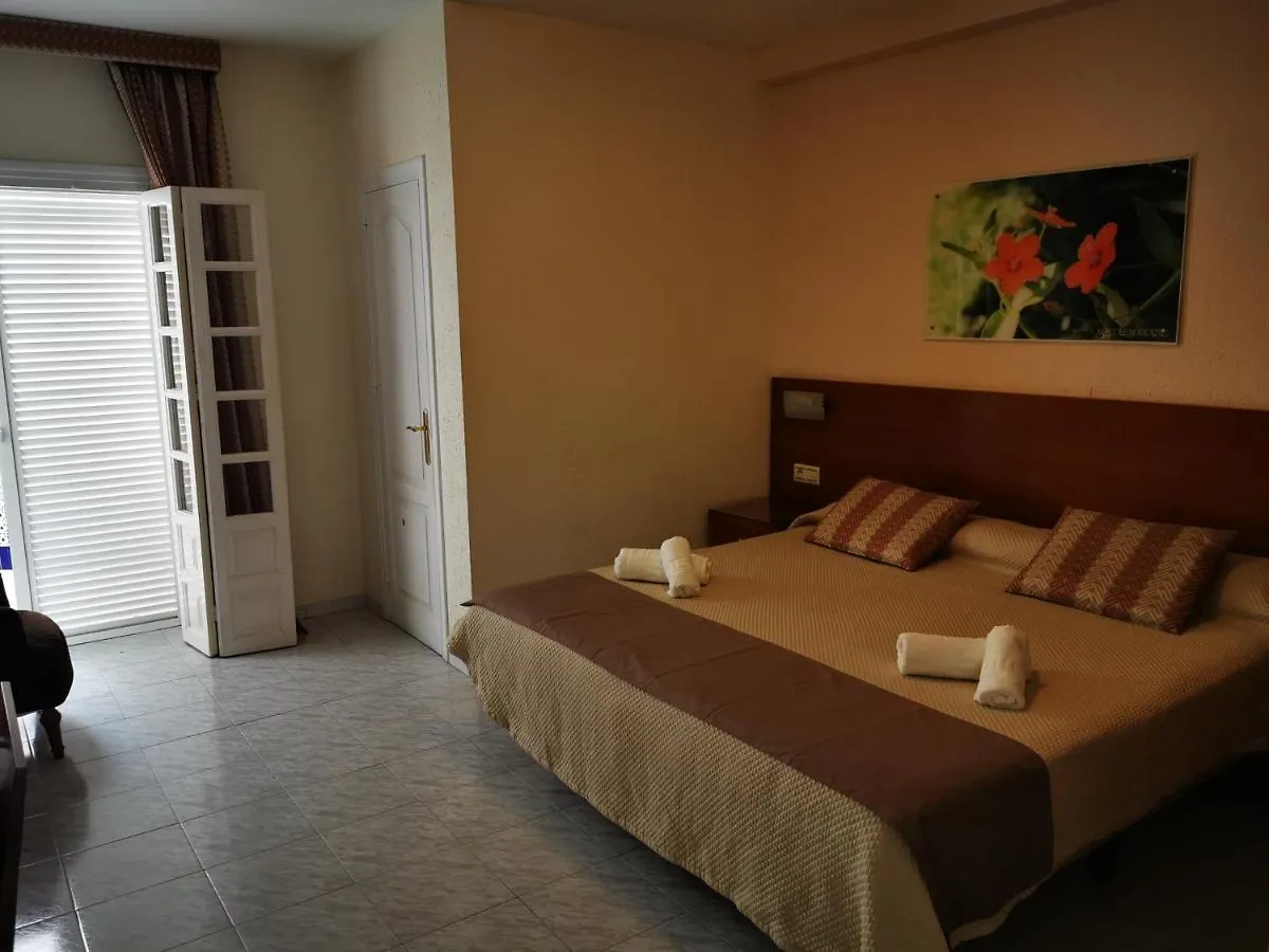 فندق مبيت وإفطار نيرخا Hostal Marazul
